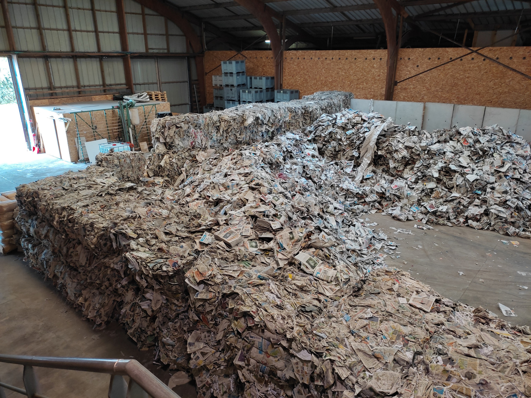 Brice Andlauer Isoler les bâtiments avec des déchets de papier journal - l'Europe vue d'ici #60