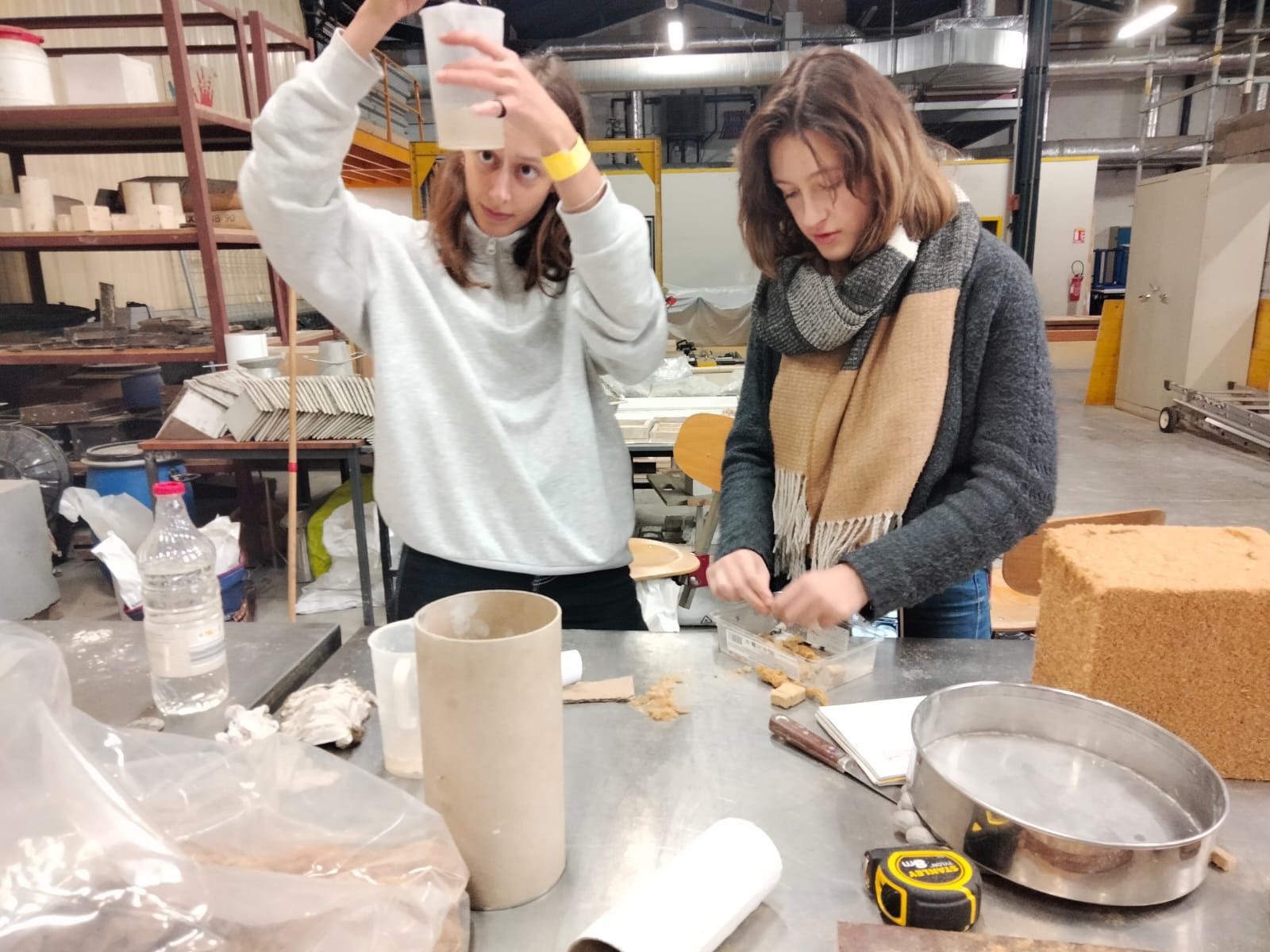 © Cassandre Thomas. Deux étudiantes travaillent à l'association de coquilles et de fibre de bois. MADE : un workshop made in aquitaine sur les matériaux biosourcés