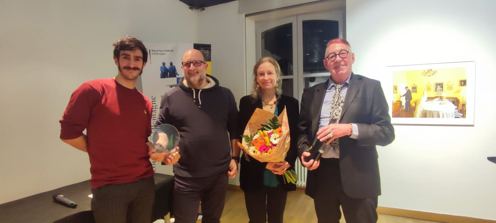 © Cassandre Thomas. De gauche à droite : Alexandre Licata, Marc Fontaine, Edith Minkenberg et Philippe-Henri Ledru recevant leur prix. Consulat d'Allemagne à Bordeaux, janvier 2024. À Bordeaux, des prix récompensent l'engagement en faveur de l'amitié franco-allemande