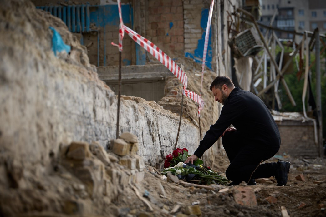 © site de la présidence ukrainienne (Alors que Kyiv et Moscou procèdent à un nouvel échange de prisonniers ce jeudi 19 juin, Volodymyr Zelensky honore la mémoire des victimes des attaques russes sur Kyiv.) Aujourd'hui en Europe - 20 juin