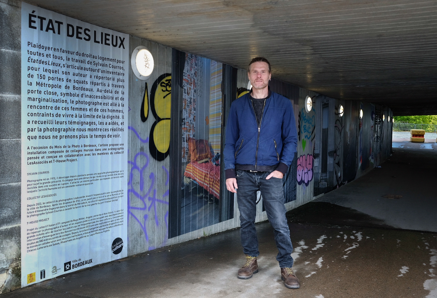 © Sylvain Courros. Bordeaux, avril 2024. Sous un pont, l'exposition "Etat des lieux" dénonce la précarité du logement