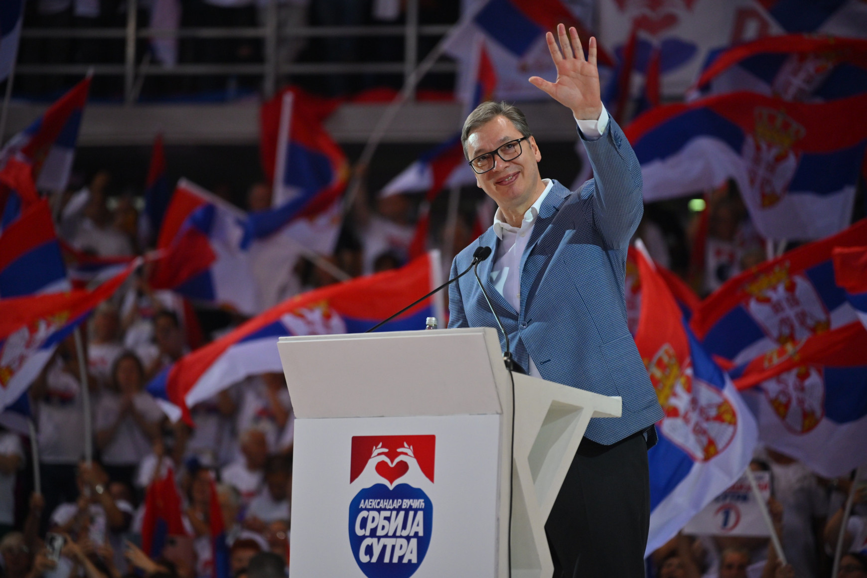 Le président serbe Aleksandar Vučić, lors d'un meeting avec les militants de son parti - le SNS - en vue des élections municipales. © : Parti SNS serbe / X Aujourd'hui en Europe - 4 juin 2024