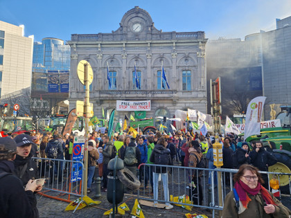 À Bruxelles, plus d'un millier de tracteurs face au parlement européen