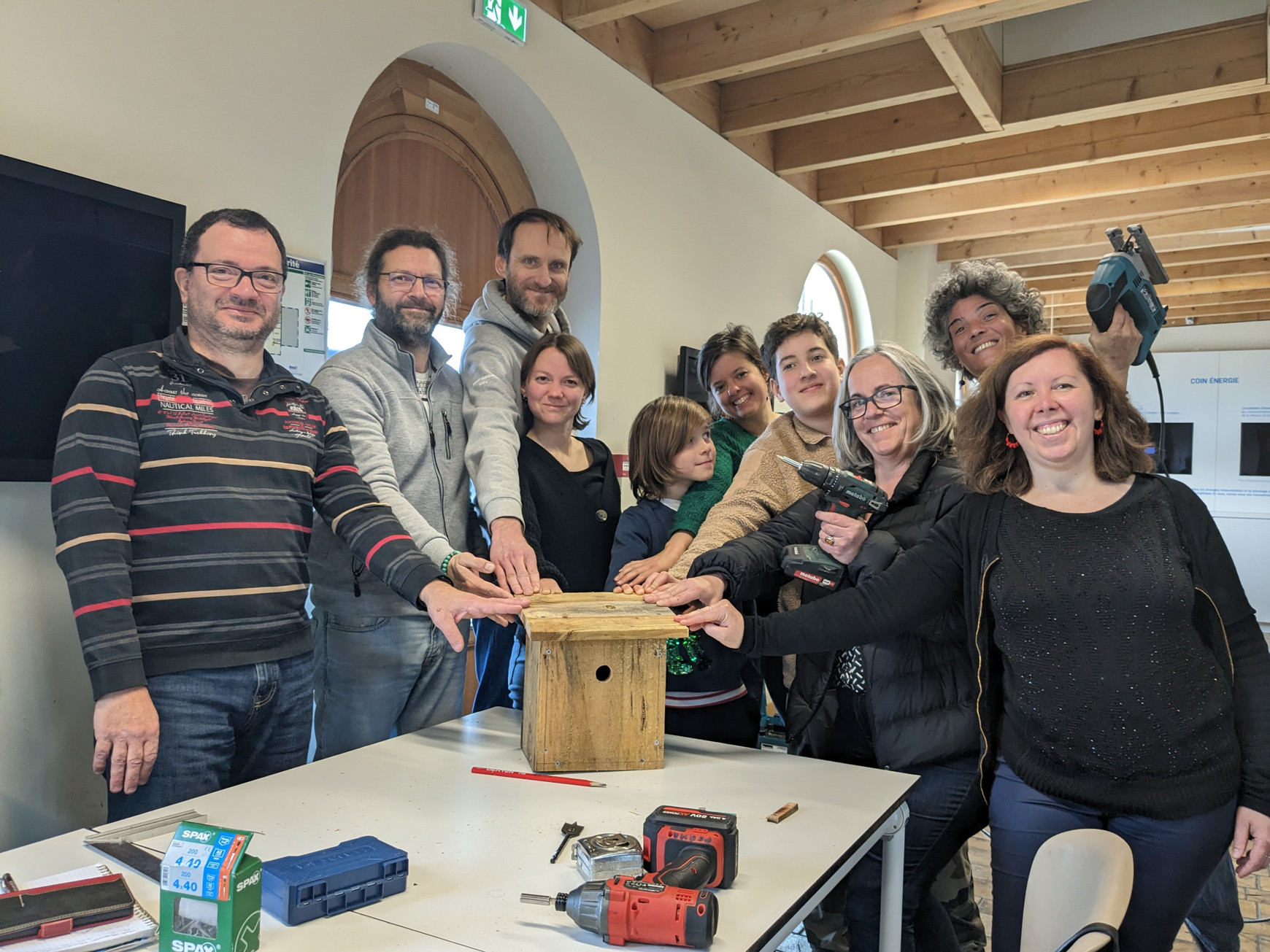 © Nos deux mains. Eco-atelier "Découvrez la biodiversité et fabriquez un nichoir à chauve-souris". Nos deux mains : des loisirs qui ont du sens