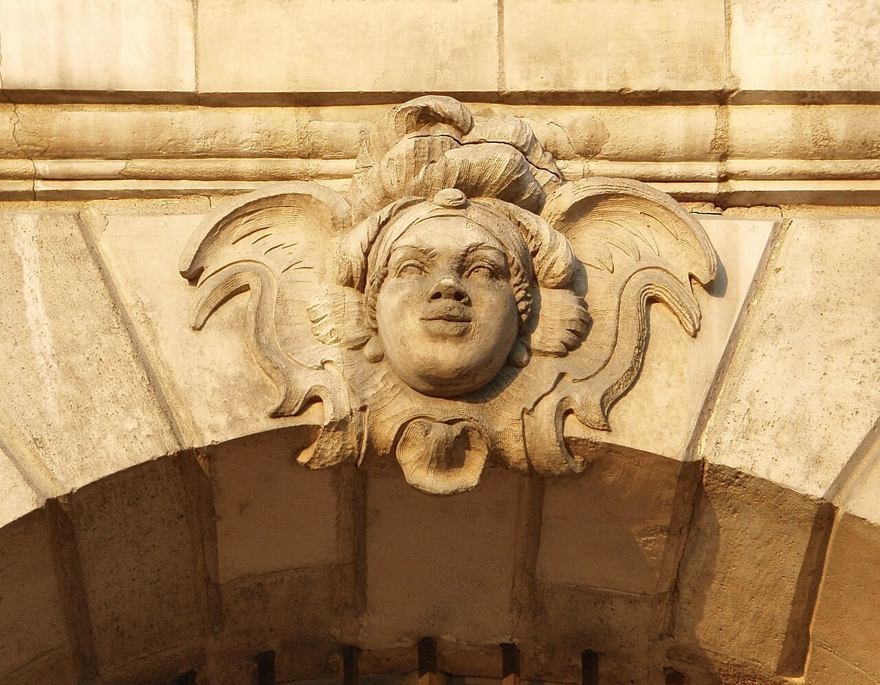© Guallendra. Mascaron au visage d'une Africaine, Bordeaux Place de la Bourse. Le rôle de Bordeaux dans la traite atlantique, Caroline Le Mao