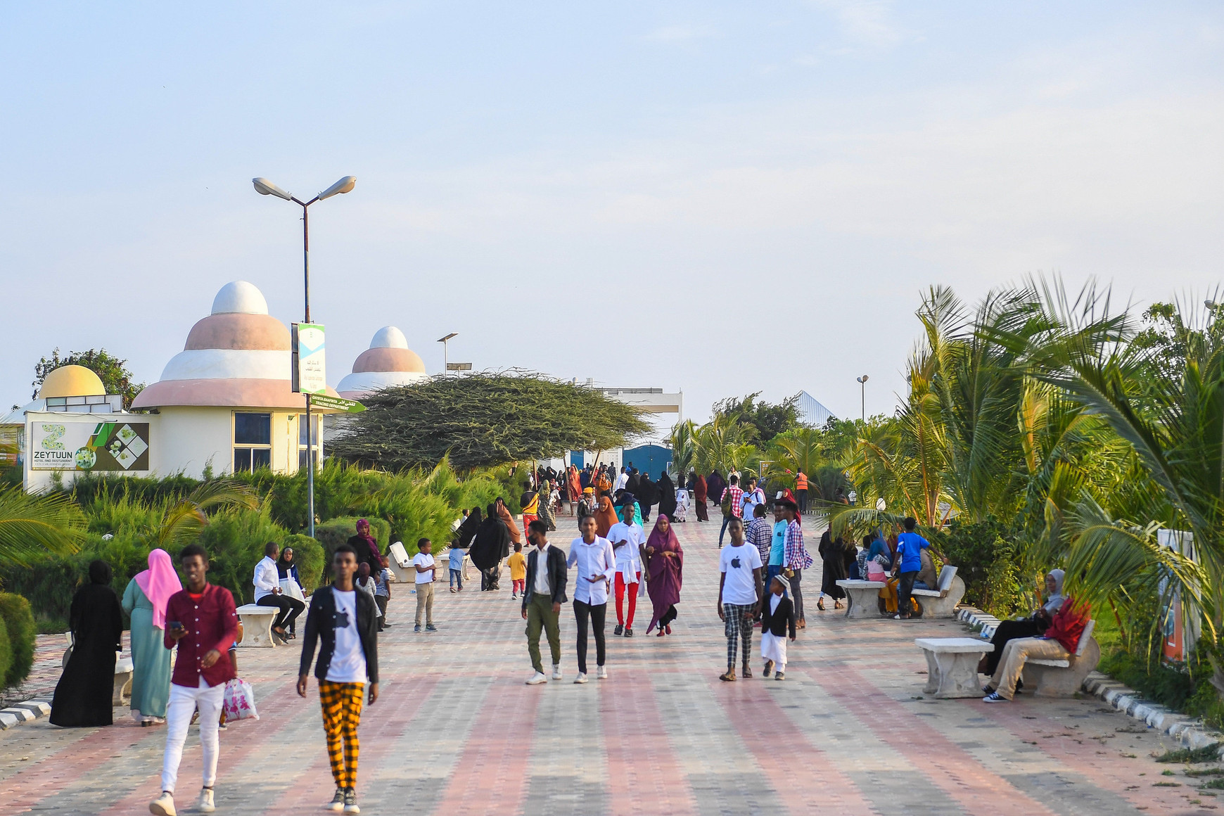 Des gens marchent dans le parc Darulsalam à Mogadiscio, en Somalie, le 21 janvier 2022. AMISOM Photo / Mukhtar Nuur Roland Marchal - Somalie. Début de normalisation ?