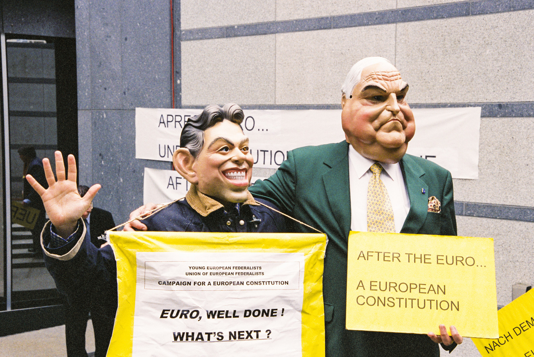 Campaigne pour une Constitution européenne © ommunautes Europeennes 1998 - Source : PE Créer une Constitution européenne pour renforcer la démocratie européenne