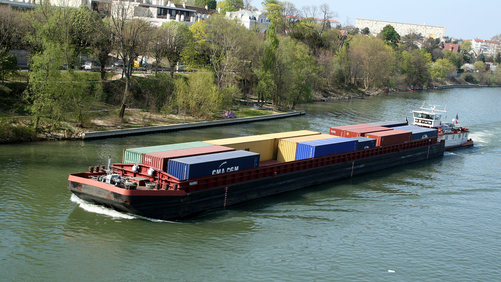 Porte-conteneur sur la Seine © Remi Jouan Des voies navigables plus vertes dans le nord-ouest de l’Europe