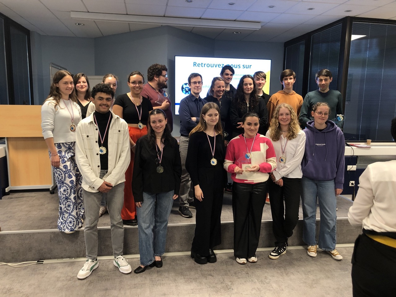 Les élèves récompensé.e.s, avec leurs professeur.e.s © Zacharie Gaborit / euradio Pays de la Loire : des jeunes félicités pour leur participation à la compétition européenne de statistiques