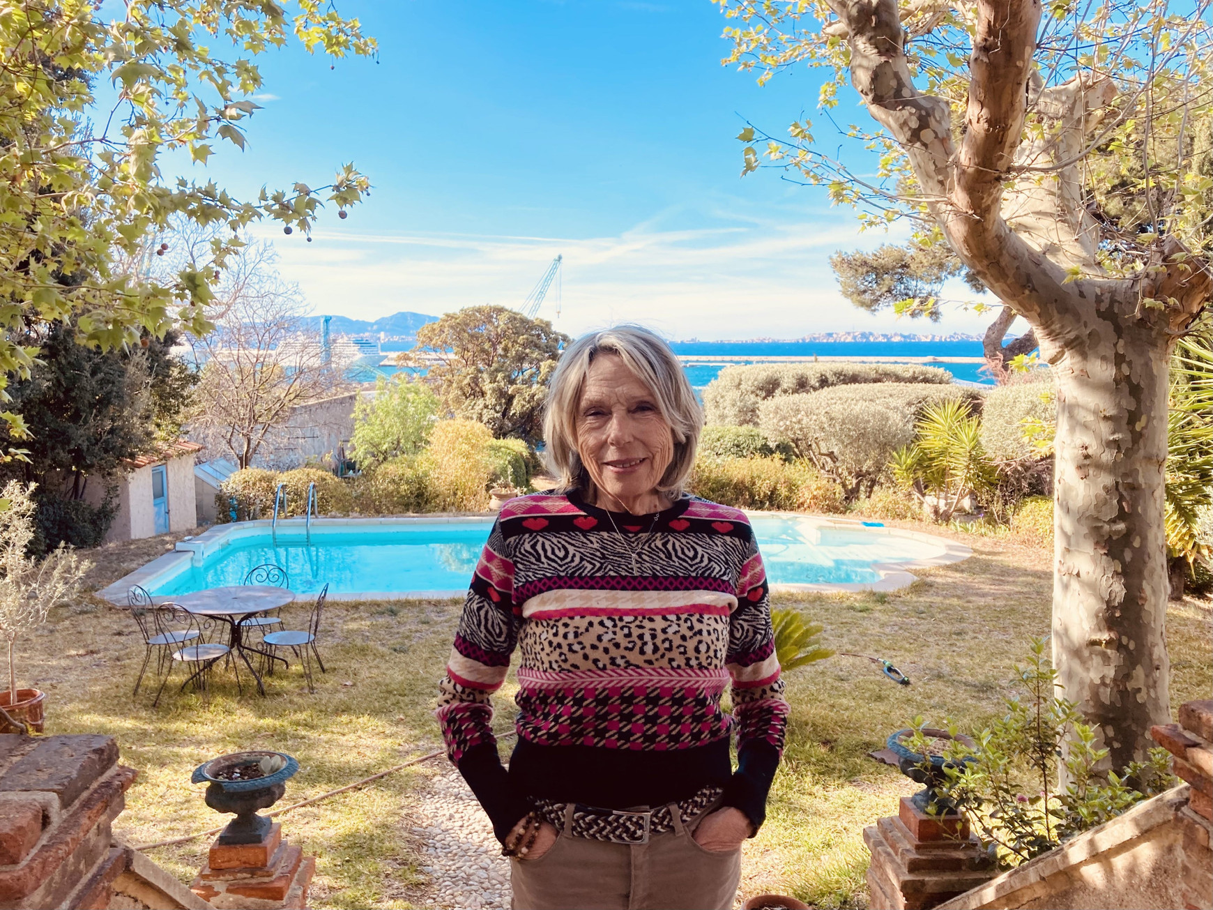 Michèle Rauzier, hébergeante et sociétaire de la coopérative d'habitants Hôtel du Nord. Sur la terrasse de sa maison dans le quartier de Mourepiane dans le 16e arrondissement de Marseille. Hôtel du Nord Marseille - L’Europe vue d’ici #45