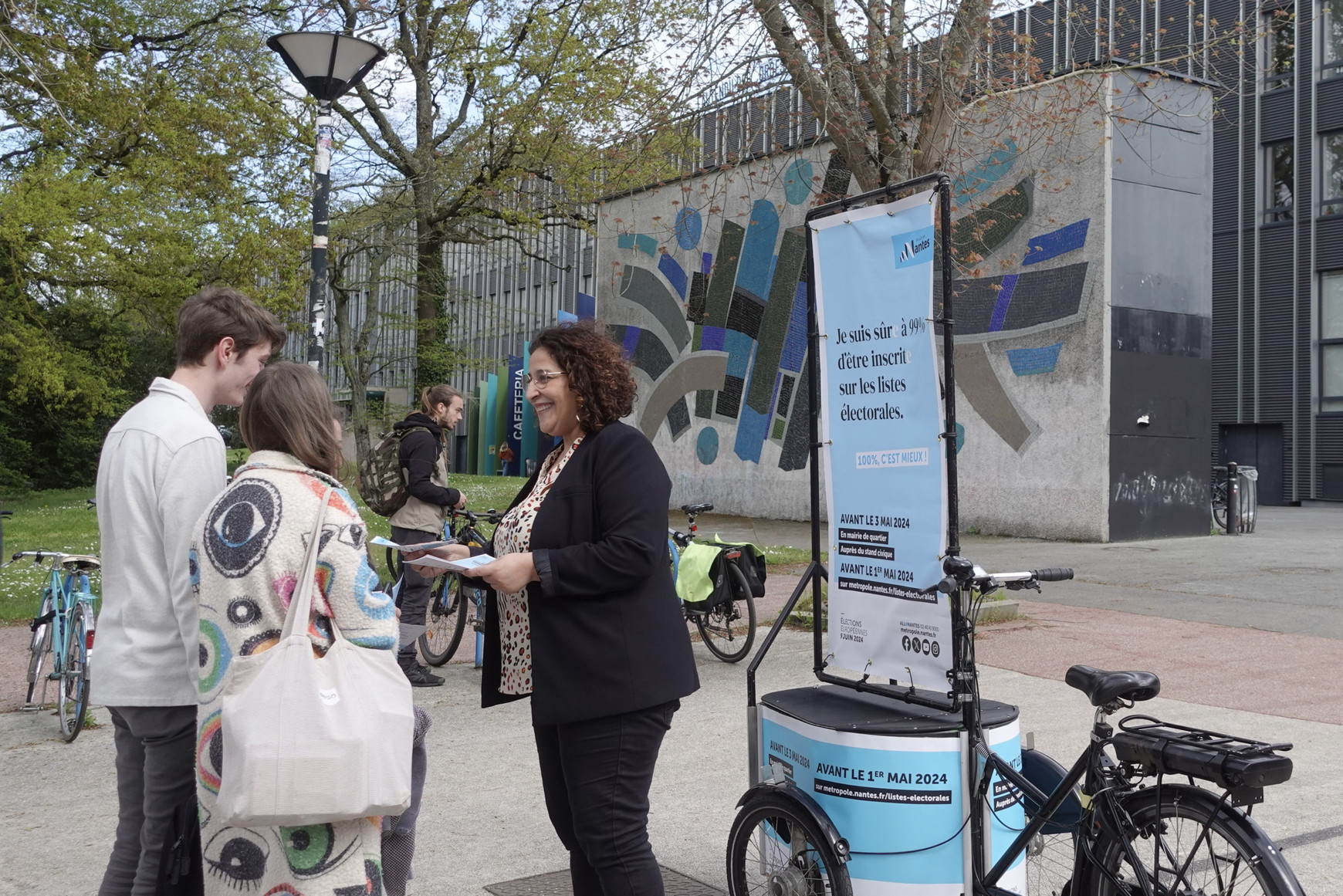 © Hélène Bataille Un stand itinérant et un vélo triporteur pour faciliter les démarches d’inscriptions sur les listes électorales