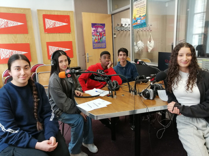 Épisode Les émissions de 2nde J classe média du lycée Char... de l'émission Les Petites Ondes