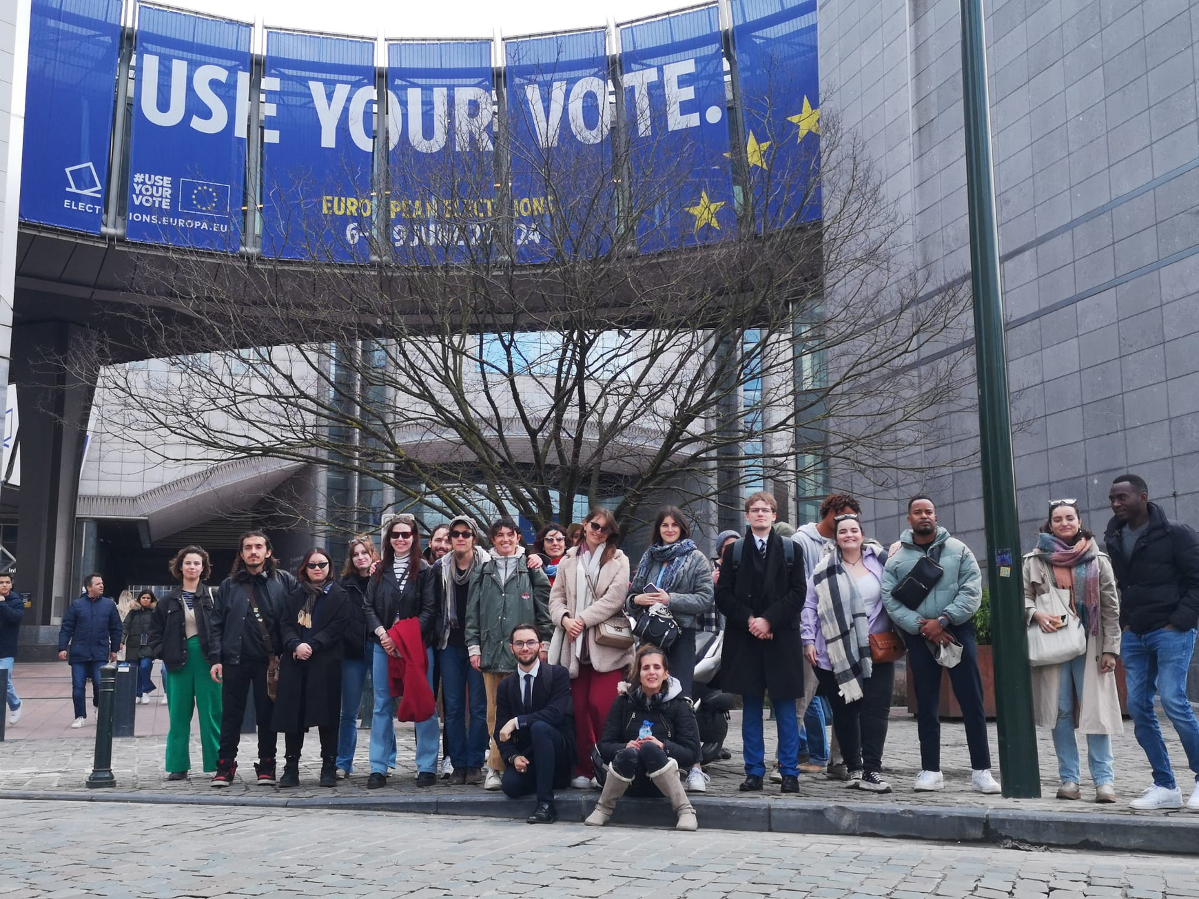© Maison de l'Europe de Lot-et-Garonne. Les participants au projet "Futur'Europe" devant le Parlement européen de Bruxelles. Avril 2024. Futur'Europe : un projet européen pour inciter les jeunes à aller voter