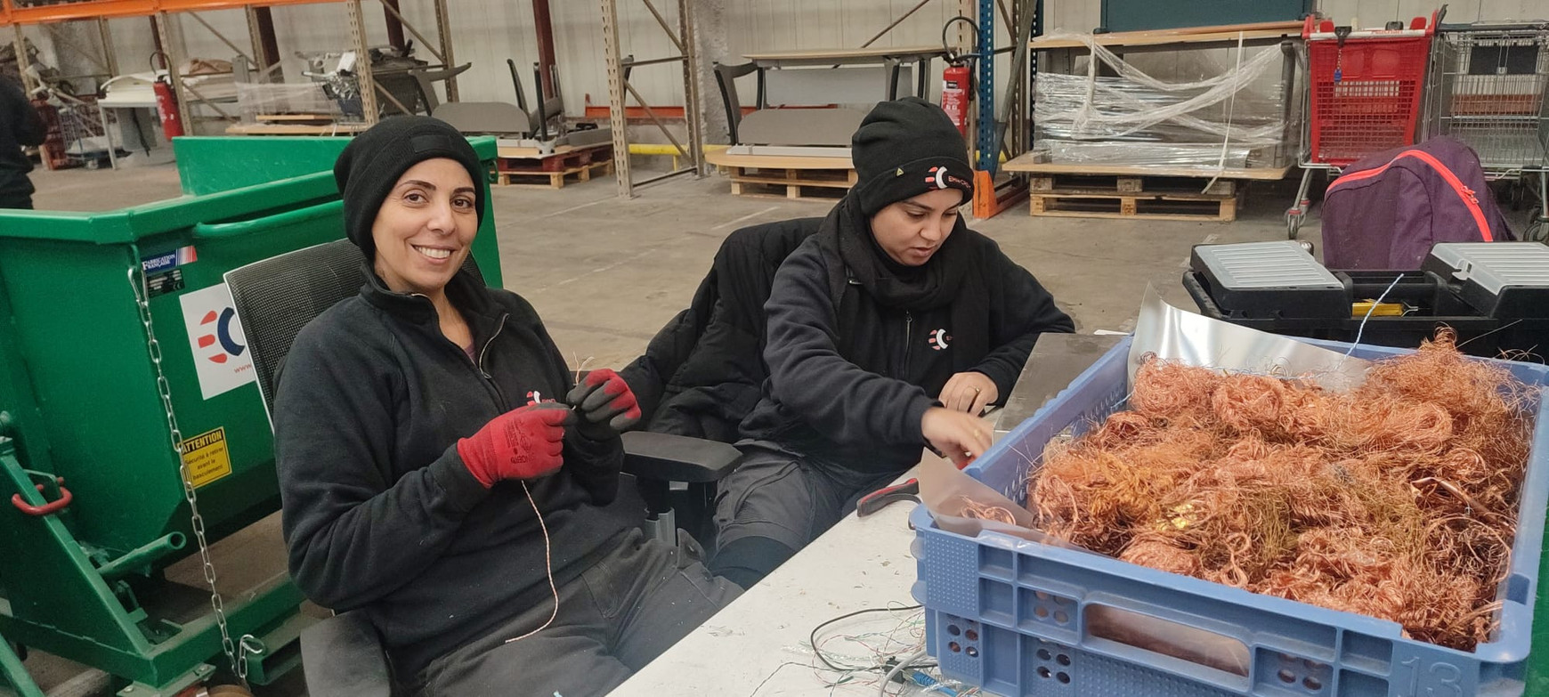 © Cassandre Thomas, Yasmina et Zohra travaillent à la plateforme de recyclage d'Emi&Creno, à Strasbourg Un dispositif d'insertion réservé aux femmes avec Emi&Creno