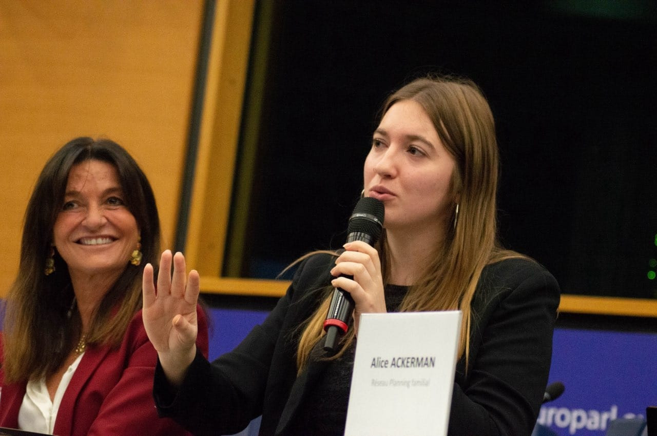 © Conseil Régional Grand Est. Alice Ackermann donne une conférence. Quel est l'état de la santé sexuelle et reproductive en Europe ? Avec Alice Ackermann