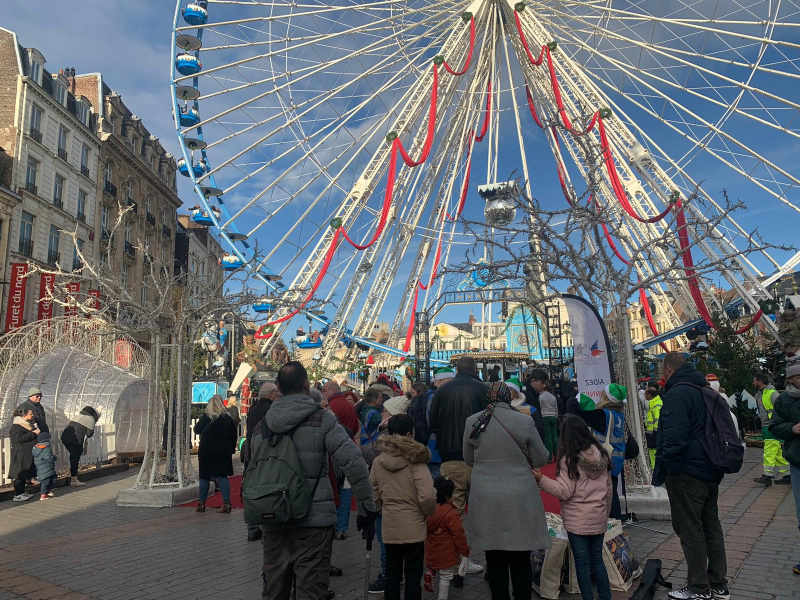 Lolla Sauty--Hoyer À Lille, un tour de Grande roue et un repas chaud grâce aux Pères Noël Verts