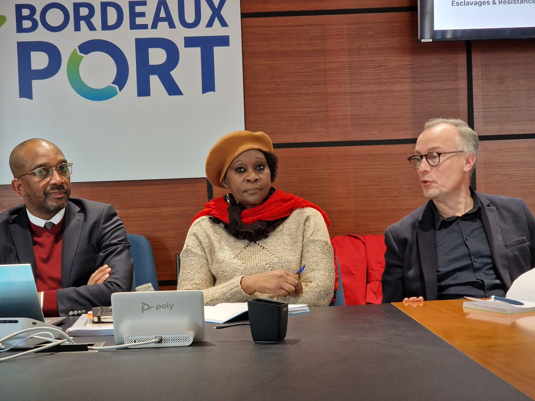 © Mémoires & Partages. Installation Comité pilotage technique avec Karfa Diallo, président du Comité, Valentine Loukombo-Senga, membre de la mission, et Jean-Frédéric Laurent, directeur du Port de Bordeaux. La Maison esclavages et résistances, avec Karfa Diallo