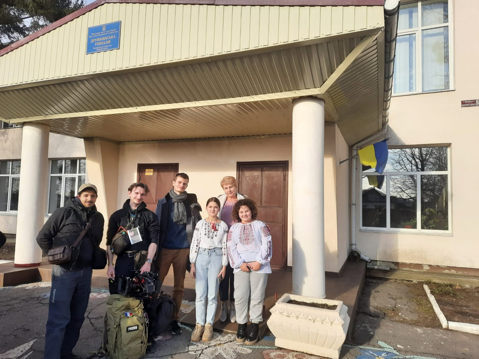 © Olena Turok. De gauche à droite : Arthur Abidos (cadreur), Louis Souvestre (chef opérateur), Maxime Vivien (réalisateur), Oksana Pyetrivna (directrice de l'école), deux élèves. Druzhnya, Ukraine, 2024. "Ukraine, enfants de l'espoir" : le documentaire d'un jeune de 23 ans