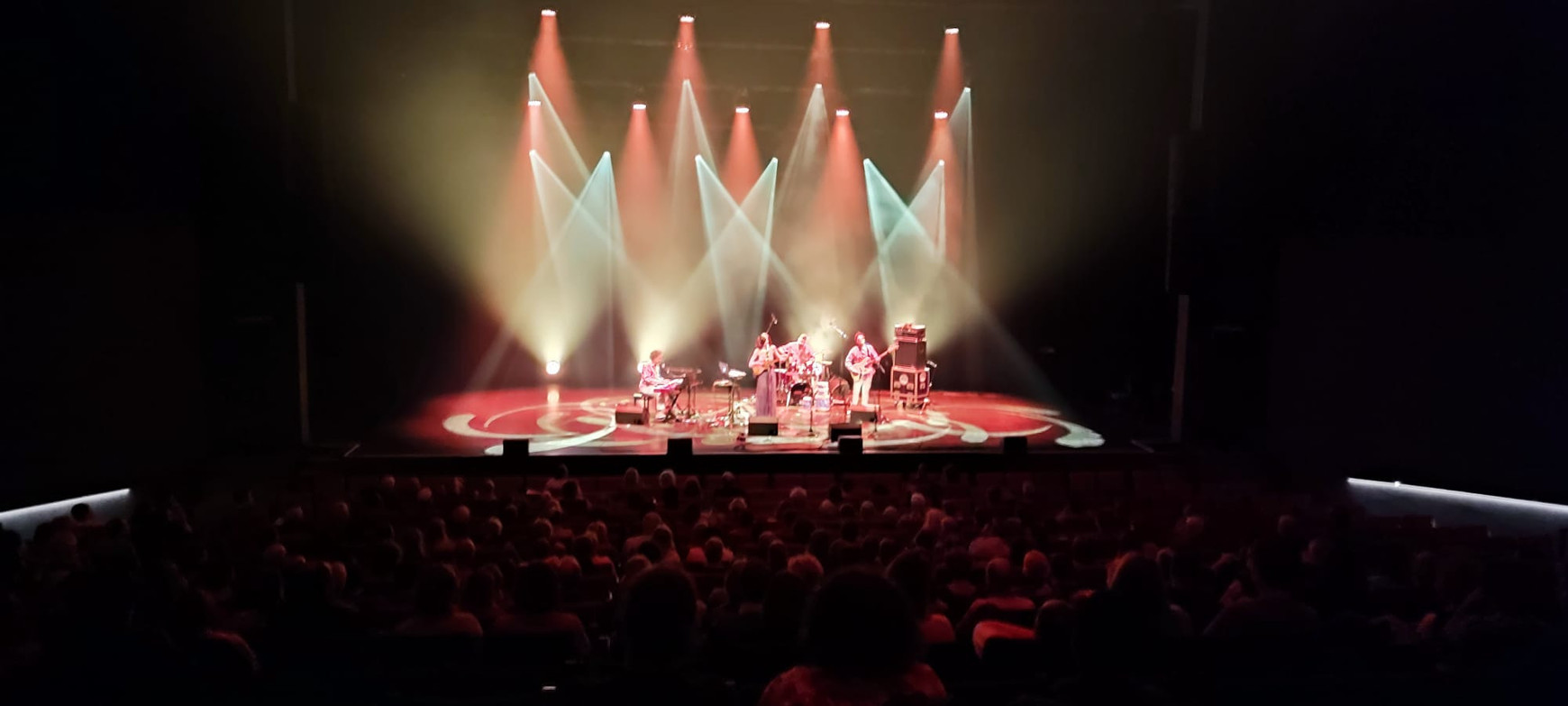 © Cassandre Thomas. Le groupe Insólito UniVerso au Rocher de Palmer à Bordeaux, septembre 2024. Le Prix des musiques d'ici encourage la "double-appartenance" d'artistes émergents