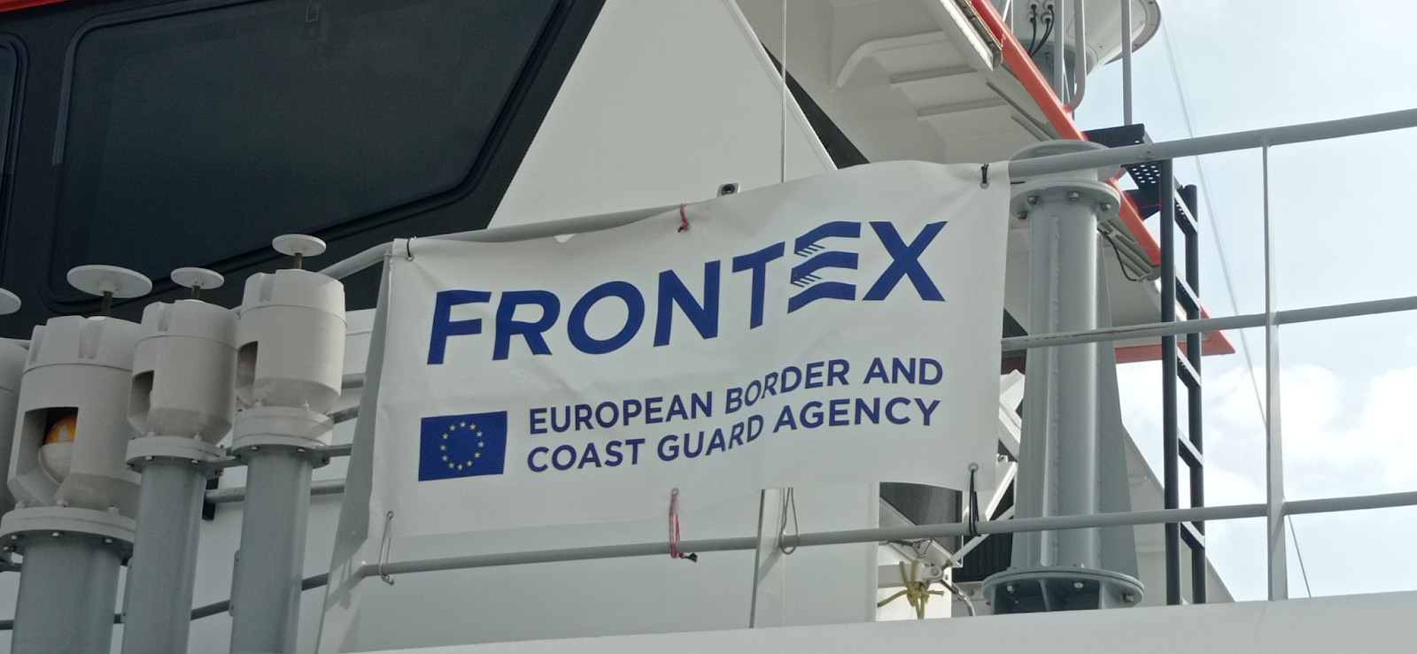 Une affiche de l’Agence Frontex sur un bateau de garde-côtes (Exif, 7 novembre 2024) Aujourd'hui en Europe - 30 septembre 2025
