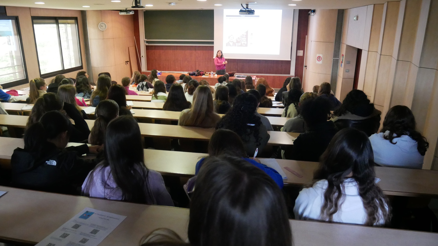 © Université de Bordeaux. Un atelier du projet "Moi mathématicienne, moi informaticienne", à Bordeaux, avril 2024. Moi mathématicienne, moi informaticienne : l'Université de Bordeaux encourage les carrières scientifiques féminines