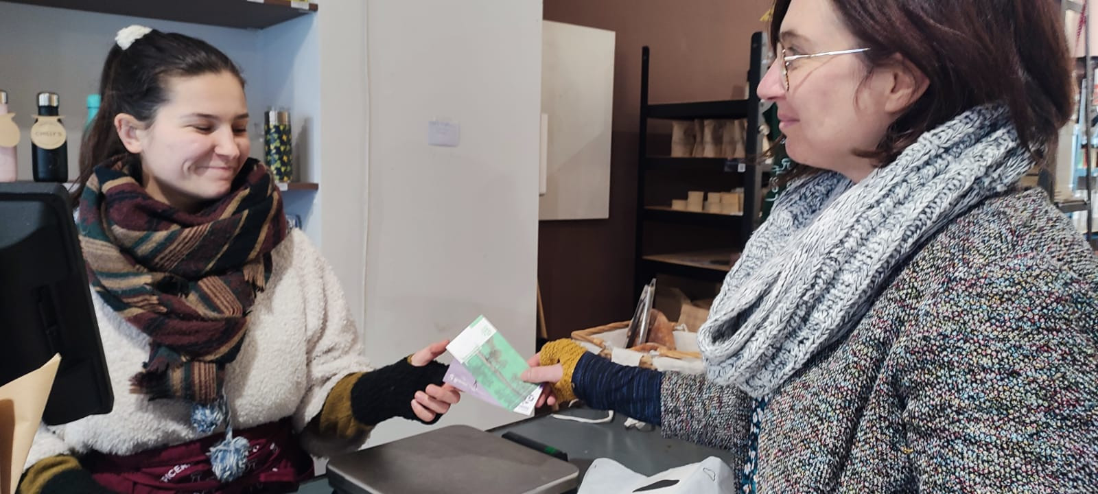 © Cassandre Thomas. Paiement en Gemme dans le magasin "Aux Petits Poids". Bordeaux, janvier 2024. La Gemme : monnaie locale girondine