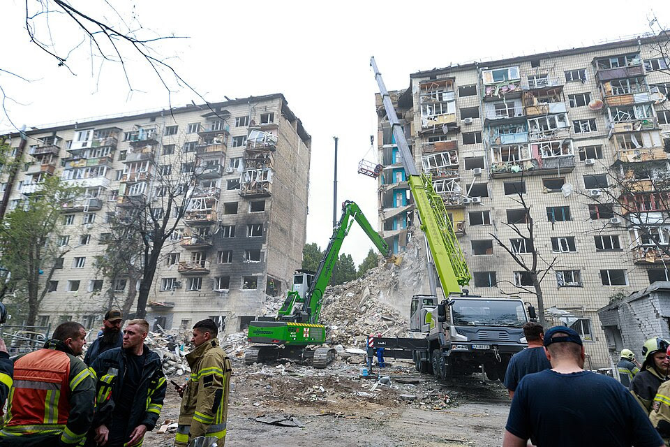 © Wikimedia Commons - Kyiv City State Administration ( Immeuble résidentiel à Kyiv après une attaque russe sur la ville avec des missiles et des drones dans la nuit du 17 juin 2025. Au moins 16 personnes ont été tuées et plus de 130 blessées à Kyiv.) Aujourd'hui en Europe - 18 juin