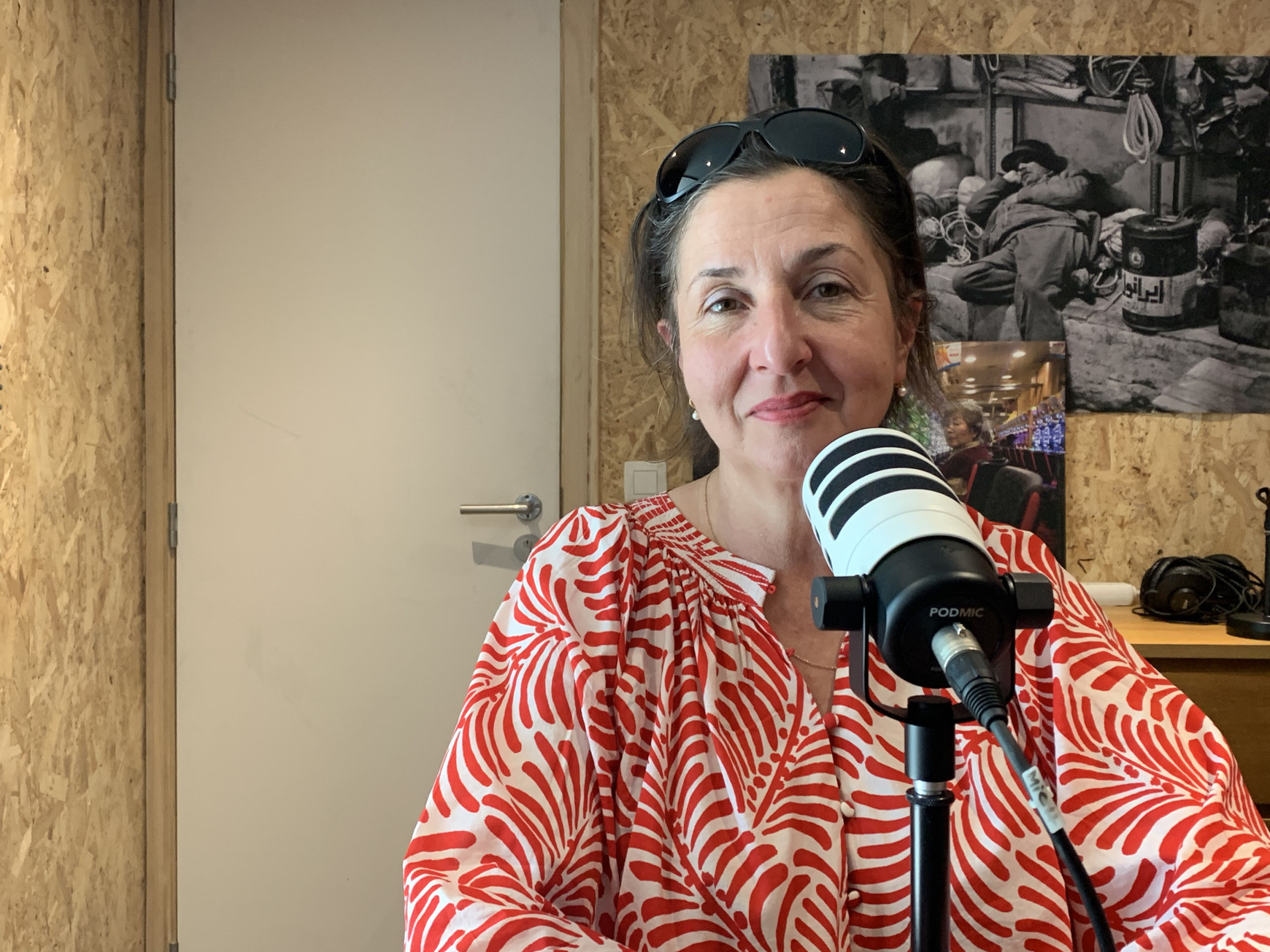 © assia Patel (Maria Maggiore au studio d’Euradio, Bruxelles.) Surveillance, IA et sécurité : le rôle discret mais décisif de la France dans l’AI Act