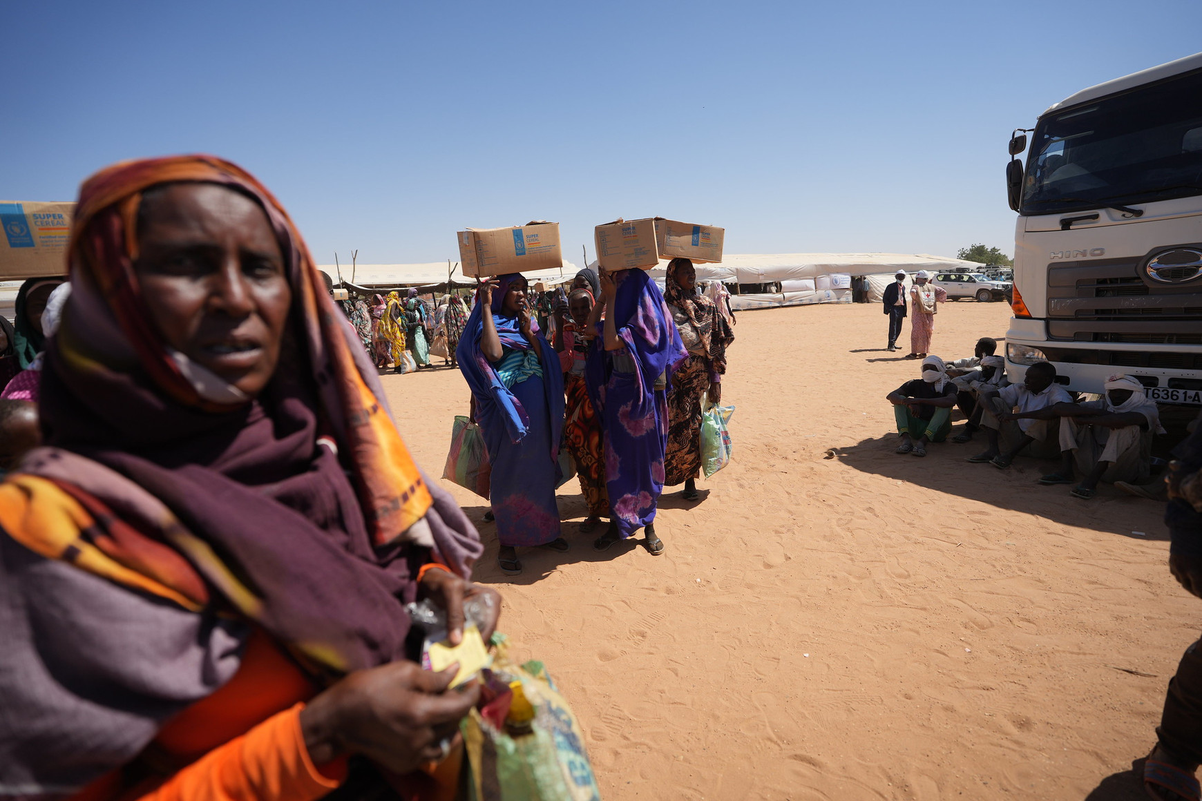 24 janvier 2025, Adré, Tchad. Des réfugiés soudanais ayant fui le conflit au Soudan s'inscrivent pour bénéficier d'une aide alimentaire au Tchad voisin. © FCDO/Russell Watkins Soudan : deux ans de guerre, une crise oubliée