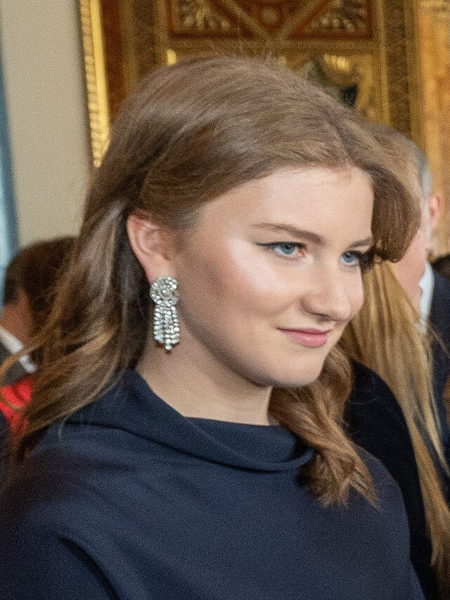 © Wikimedia Commons - Ian Jones (La princesse Elisabeth de Belgique, accompagnant le roi Charles III et d'autres membres de la famille royale pour une réception au palais de Buckingham) La semainière de Quentin Dickinson