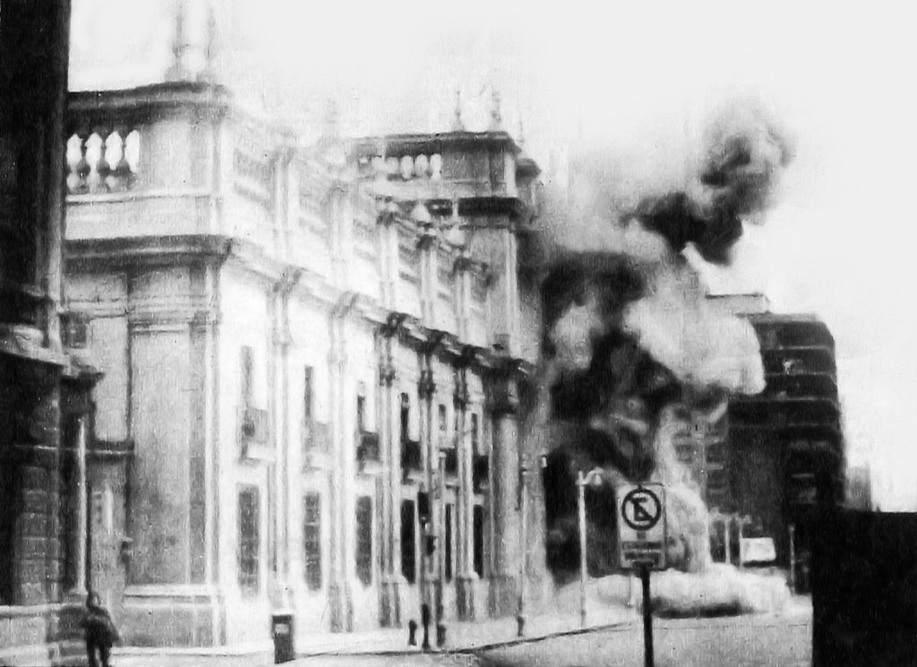 Coup d'Etat du 11 Septembre 1973. Bombardement de La Moneda (palais présidentiel). Photo : Bibliothèque du Congrès national du Chili Chili. D'Allende à Pinochet.