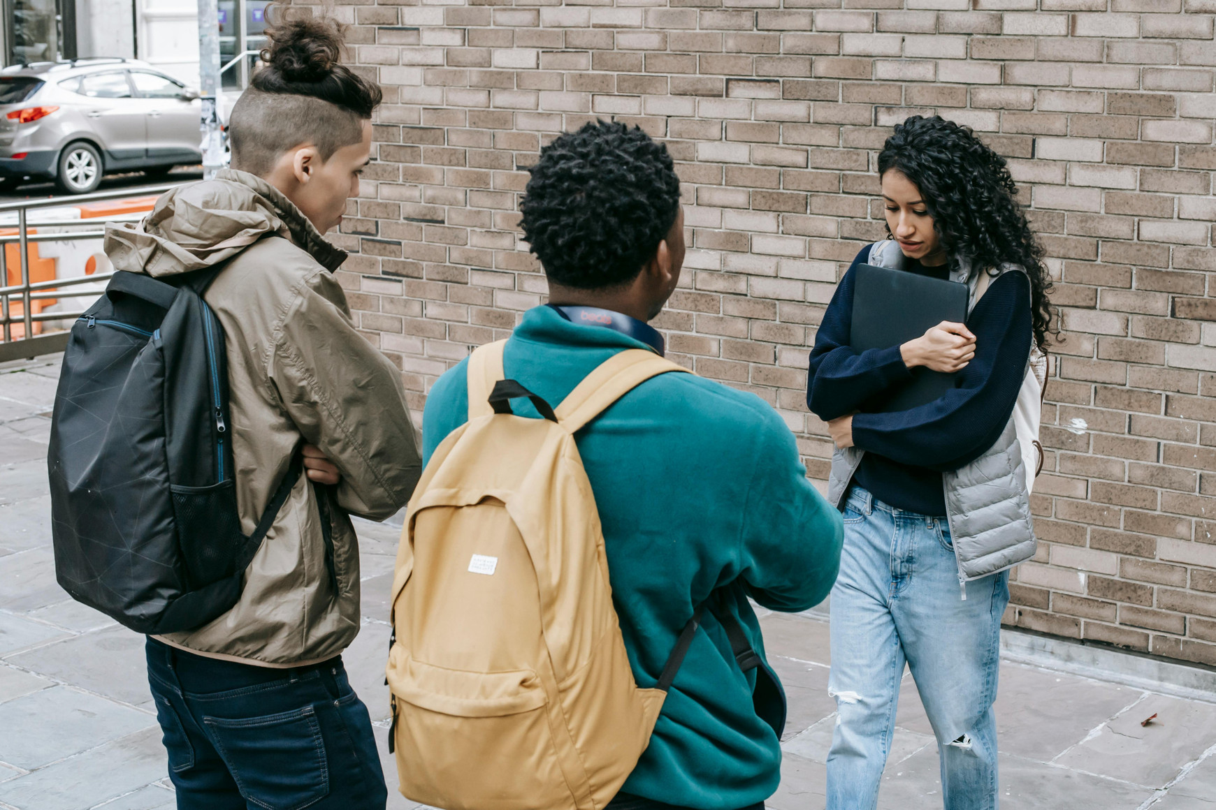 © Keira Burton. Homme en veste bleue debout à côté de l'homme en veste marron. Ru'elles lutte contre les violences sexistes et sexuelles dans l'espace public