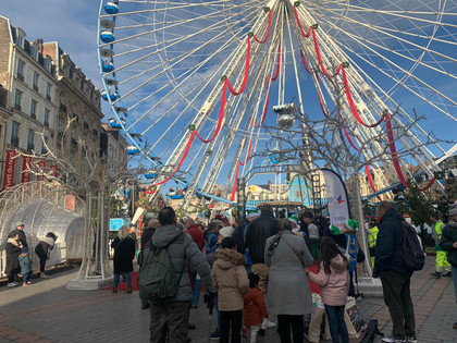 À Lille, un tour de Grande roue et un repas chaud grâce aux Pères Noël Verts