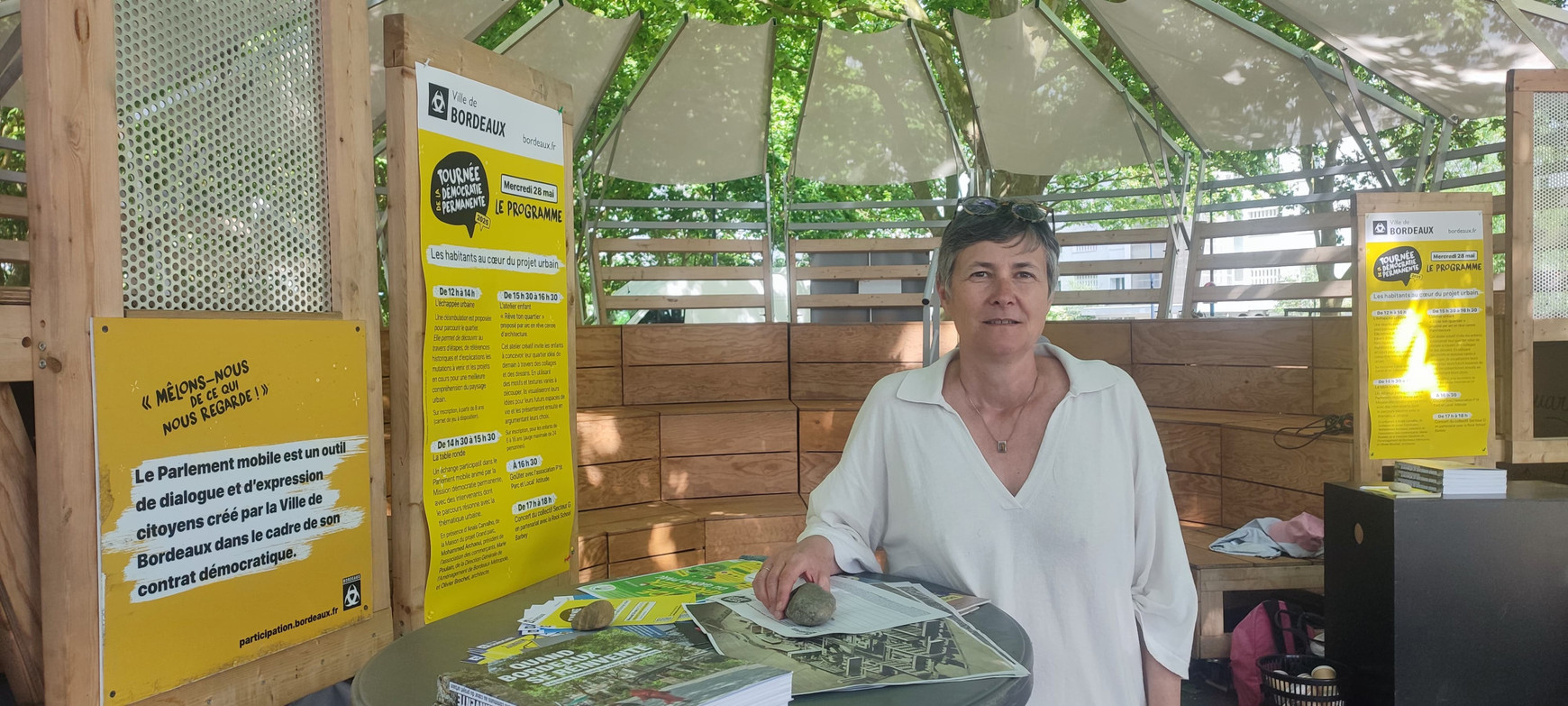 © Cassandre Thomas. Tiphaine Ardouin lors du passage du parlement mobile au quartier du Grand Parc. Bordeaux, mai 2025. La "tournée de la démocratie permanente", pour impliquer les bordelais dans la vie publique
