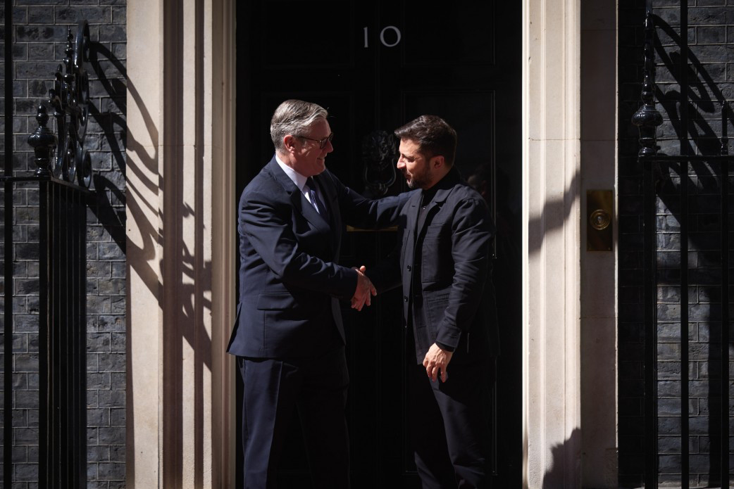 © Site de la présidence ukrainienne (Volodymyr Zelensky serre la main de Keir Starmer, lors de sa visite officielle au Royaume-Uni, le 23 juin.) Aujourd'hui en Europe - 24 juin