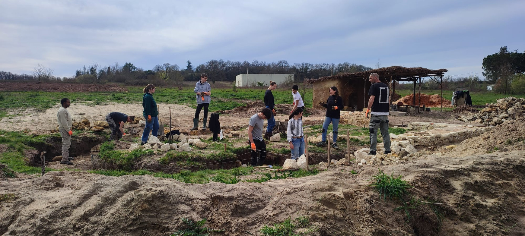 © Cassandre Thomas. Le chantier médiéval de Guyenne à la Lande-de-Fronsac. Mars 2024. Le chantier médiéval de Guyenne