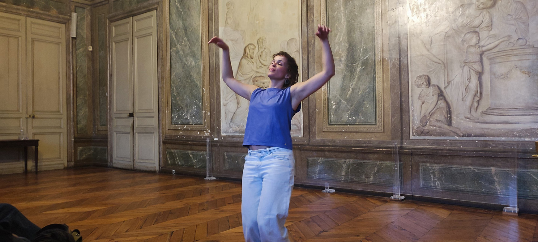 © Cassandre Thomas. Dorra Ben Chaabane à l'Hôtel de ville de Bordeaux. Février 2025. De la danse, pour l'ouverture de la semaine des langues maternelles et paternelles à Bordeaux