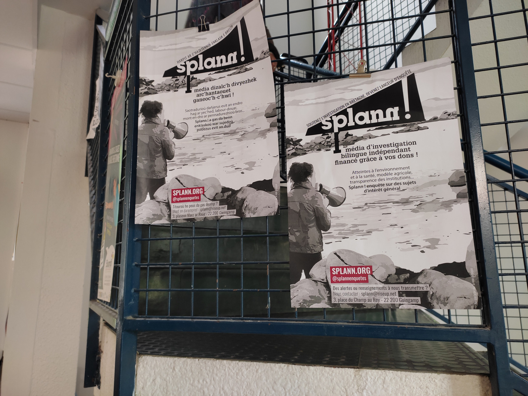 Affiches de Splann ! dans leurs locaux à Guingamp © Brice Andlauer Protection des lanceur·euses d'alerte et des sources journalistiques -  L'Europe vue d'ici #91
