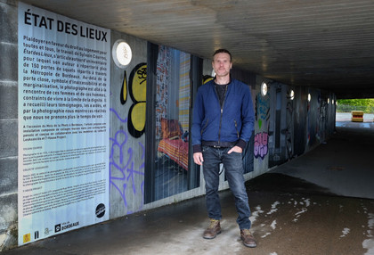 Sous un pont, l'exposition "Etat des lieux" dénonce la précarité du logement