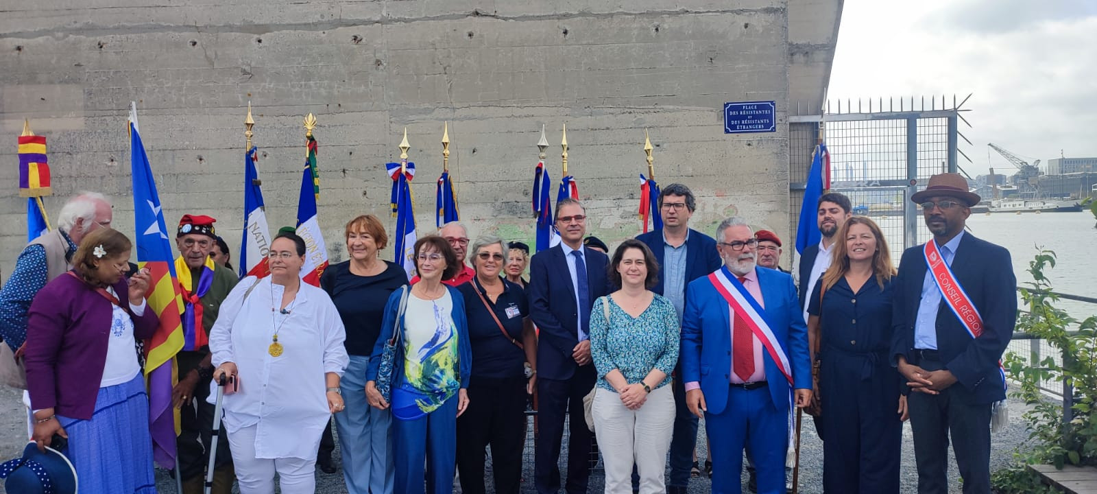 © Cassandre Thomas. L'inauguration de la plaque commémorative en l'honneur des résistantes et résistants étrangers devant la Base sous-marine à Bordeaux, le 28 août 2024. 80 ans de la Libération : hommage aux résistantes et résistants étrangers