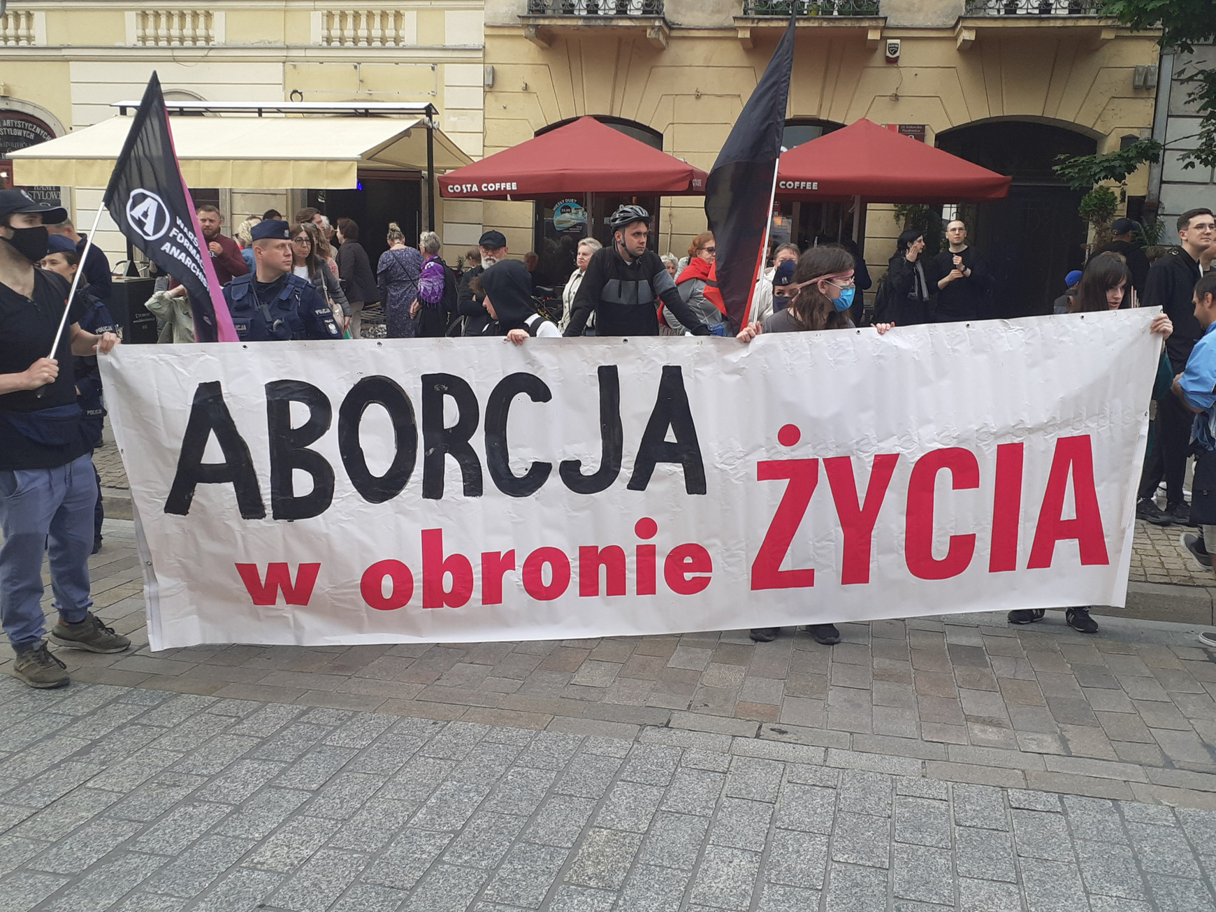 © Wikimédia Commons - Thomasz Molina (Une banderole portée lors d'une manifestation à Varsovie en 2023, sur laquelle on pouvait lire « L'avortement pour la défense de la vie »). Avortement en Pologne : un droit de plus en plus menacé sous la présidence de Karol Nawrocki