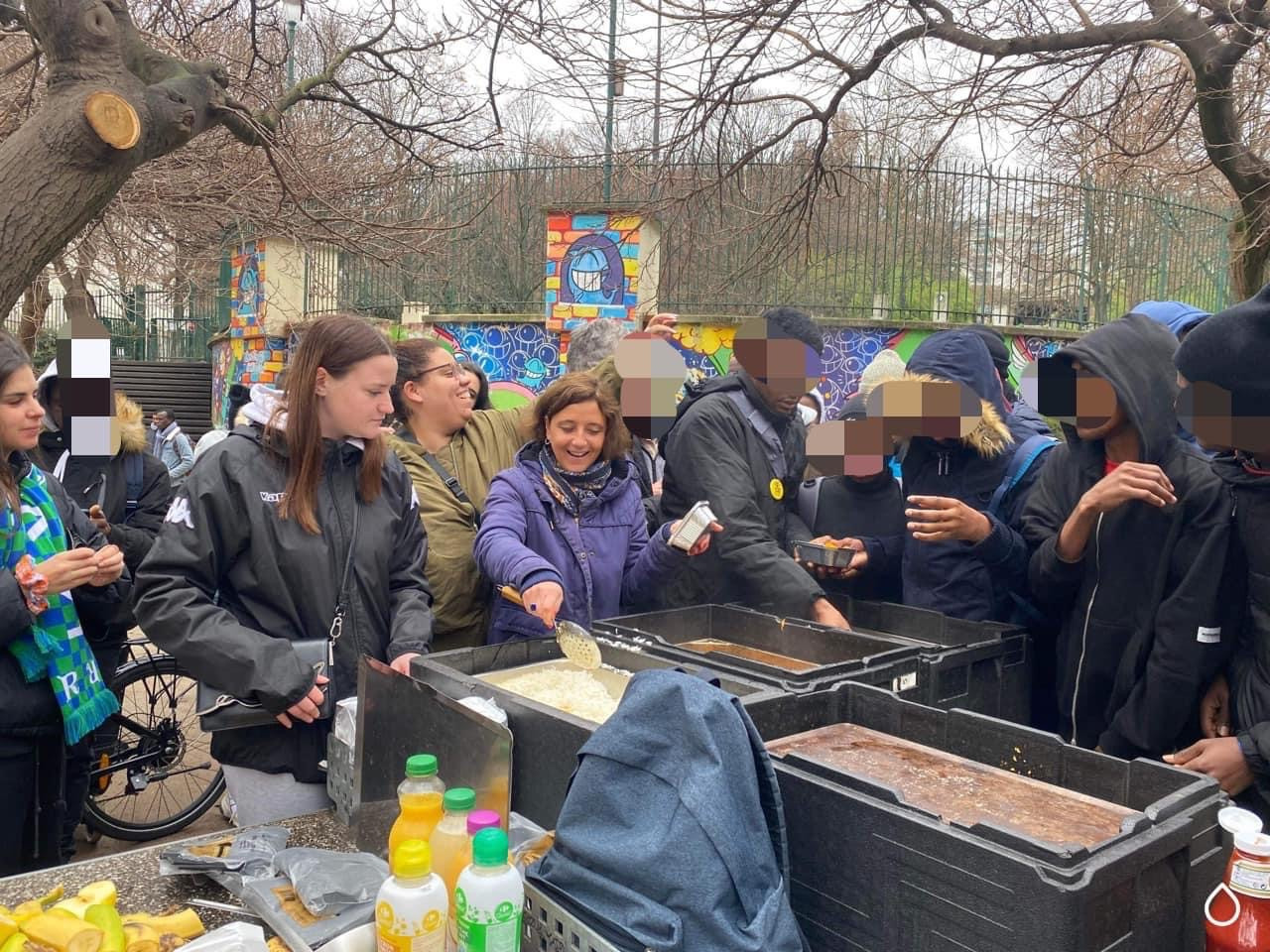 Les distributions alimentaires du collectif se déroulent du jeudi au dimanche au parc Pali-Kao, dans le 20e arrondissement de Paris. © Les Midis du MIE Le collectif Les Midis du Mie solidaire avec les mineurs isolés étrangers