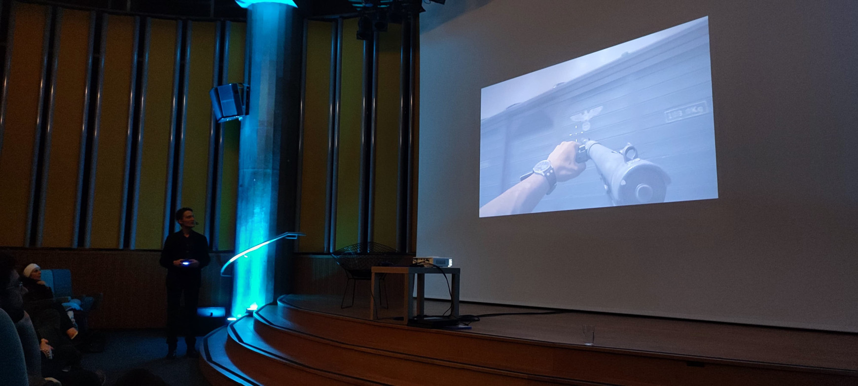 © Cassandre Thomas. Nicolas Patin donnait une conférence "gameplay historique", à la bibliothèque Mériadeck. Bordeaux, décembre 2024. Gameplay historique : explorer l'Histoire par le jeu vidéo