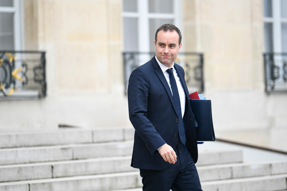 L’ancien Premier ministre Sébastien Lecornu quitte l’Elysée (shutterstock) Aujourd'hui en Europe - 6 octobre 2025