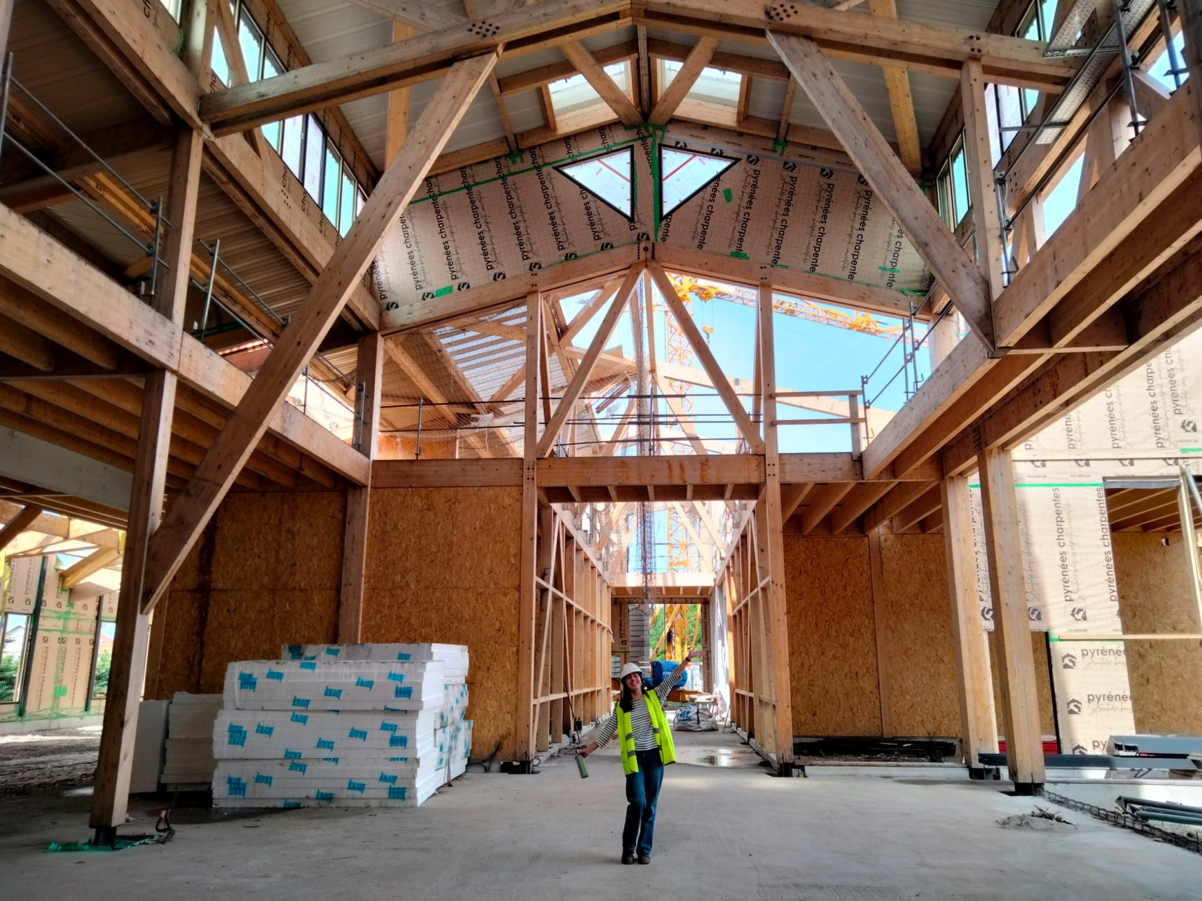 © Cassandre Thomas. Pauline Guérin, l'architecte du Chahut sur le chantier. Le Chahut : un tiers-lieu solidaire pour la cohésion du territoire