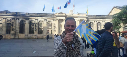 Sur le fronton de l'hôtel de ville, le drapeau sourd célèbre les langues des signes