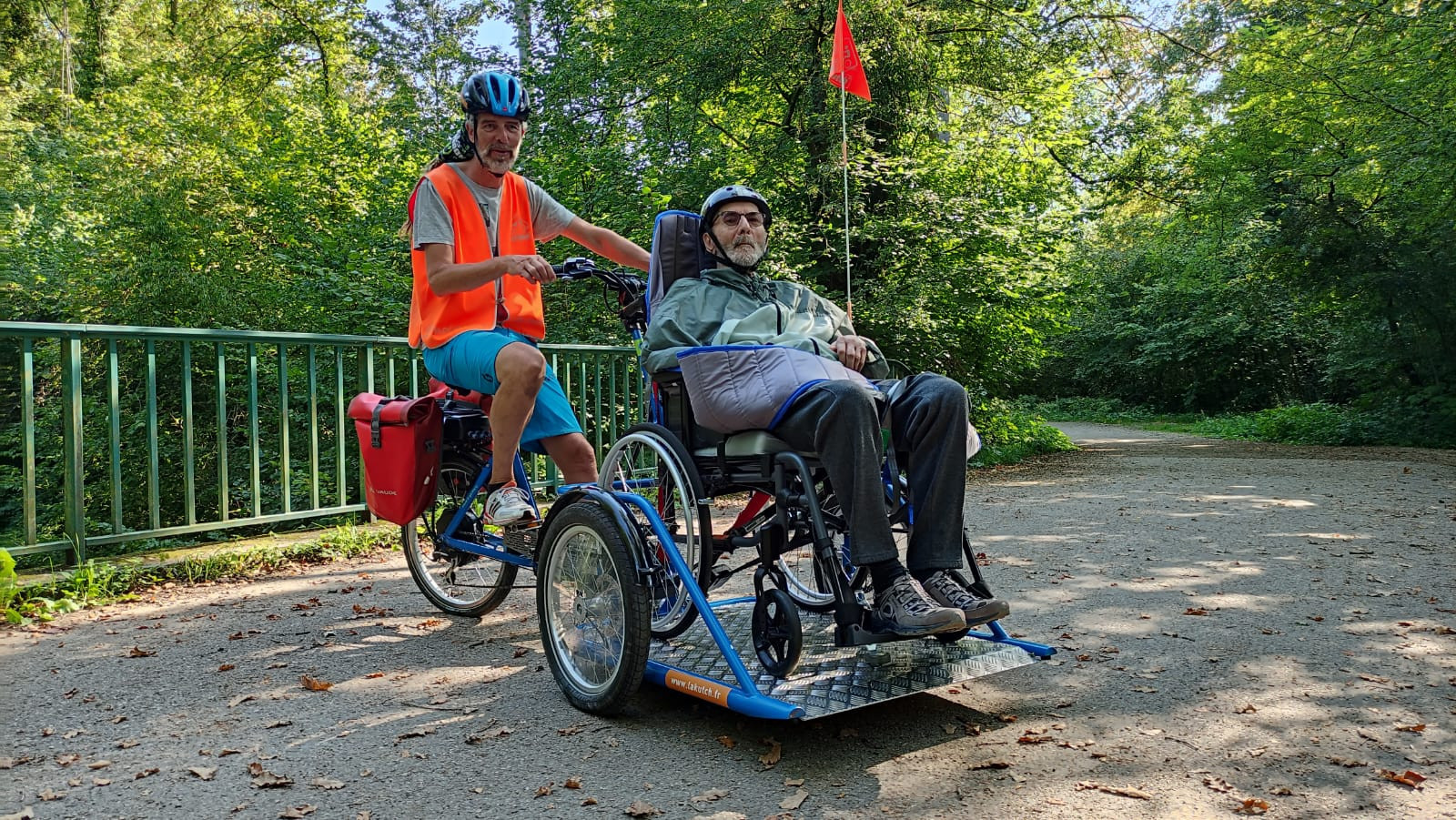 Steve et Pierre s'apprêtent à partir pour une balade en kutch La « kutch », un vélo-fauteuil roulant