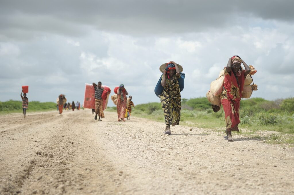 Des femmes avec ce qu'elles peuvent emporter arrivent en un flot continu dans un camp de personnes déplacées érigé à côté d'une route     © Mission de l'Union africaine en Somalie Comment l’argent de l’UE contribue au refoulement de migrants dans le désert ?