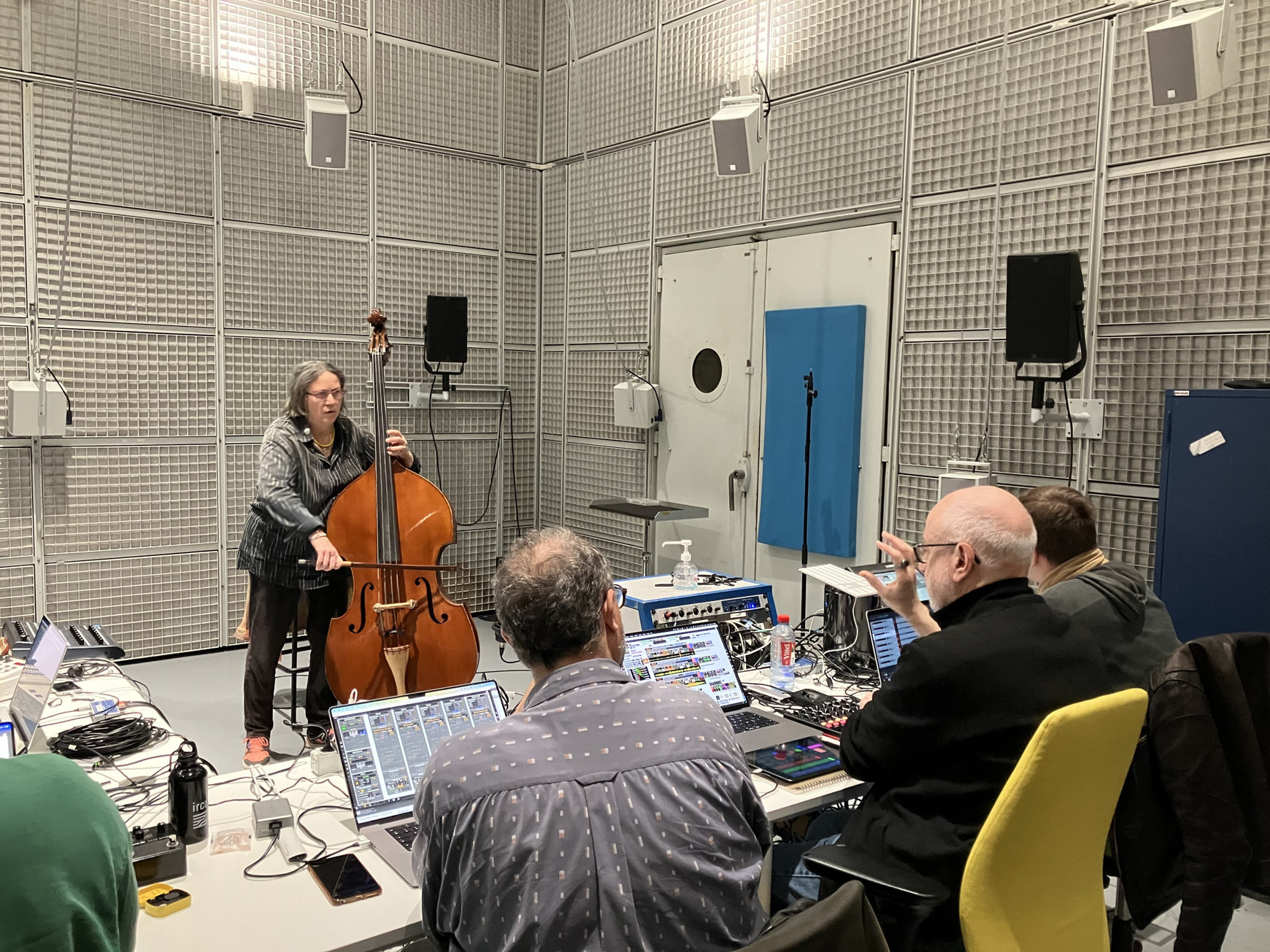 La contrebassiste Joëlle Léandre est en résidence à l'Ircam, dans le cadre du projet REACH.© Lou Surrans Quand musique et intelligence artificielle s'allient