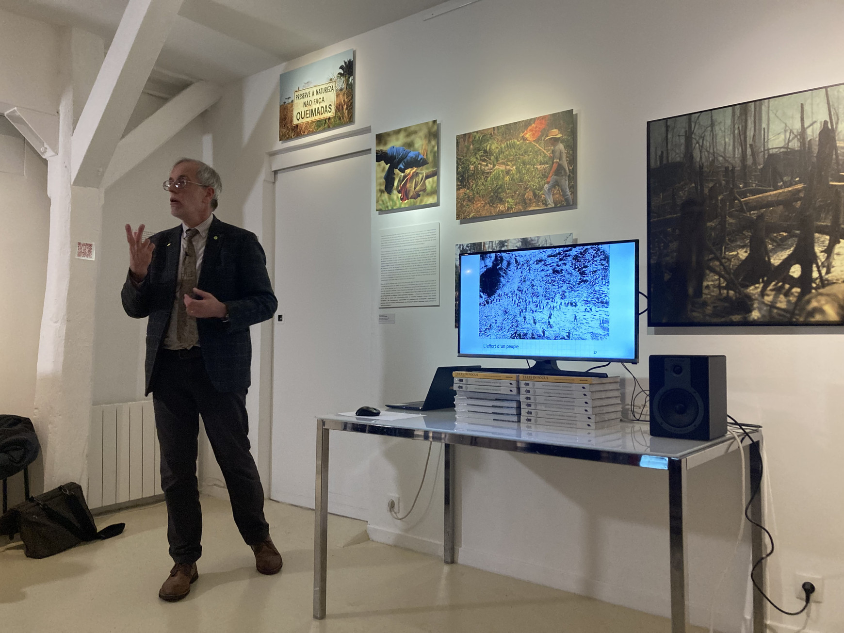 Gilles Van Peteghem lors d'une conférence à l'Espace Frans Krajcberg. © Lou Surrans "La forêt va changer beaucoup plus vite qu'auparavant" selon Gilles Van Peteghem, ingénieur forestier